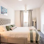 Luxury Cosy Apartment With Stunning London Skyline Views!